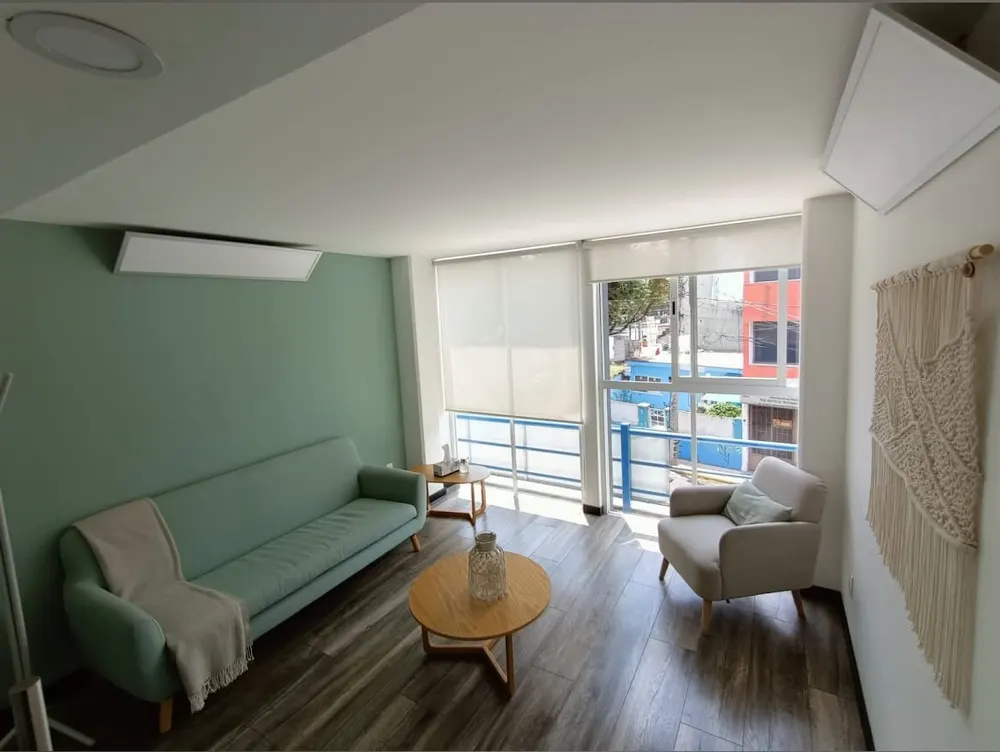 Consultorio de psicología en Iztapalapa con luz natural y ambiente cálido